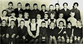 Дорохов Андрей: мой первый класс, я в первом ряду третий слева